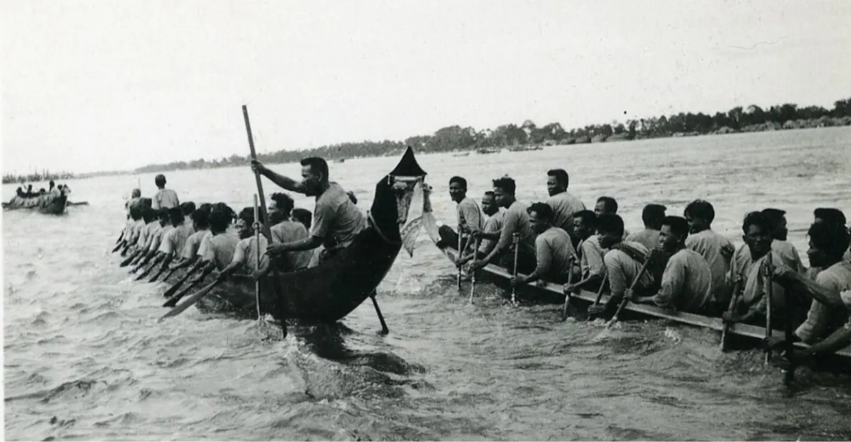 约 1935 年柬埔寨送水节龙舟赛的黑白照片