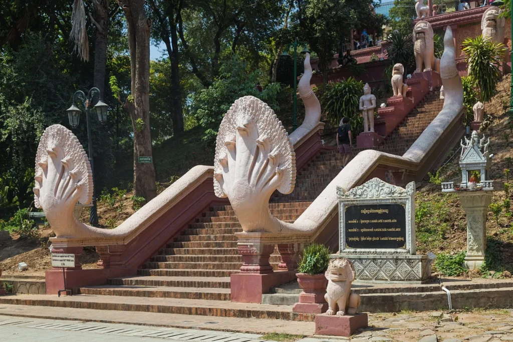 金边塔仔山寺前两侧有多头蛇那伽雕像的阶梯