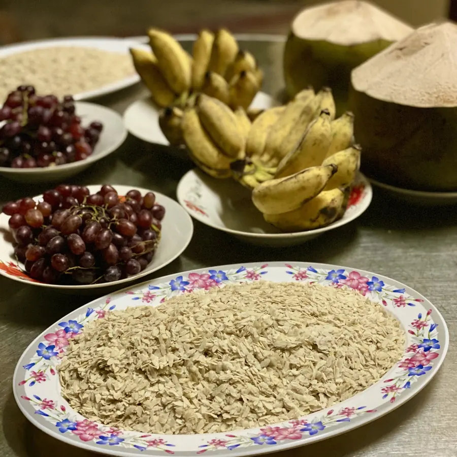 盘中的扁米配香蕉与椰子