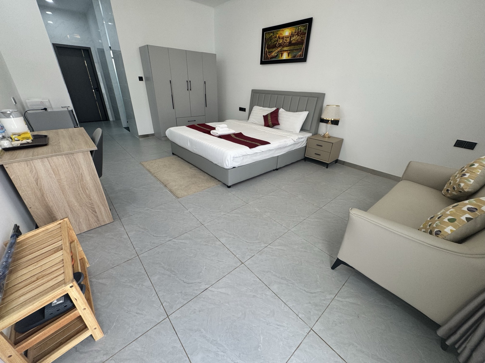 New Red House single room: bed and sofa area